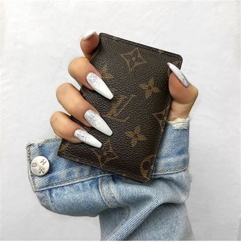 louis vuitton white nails